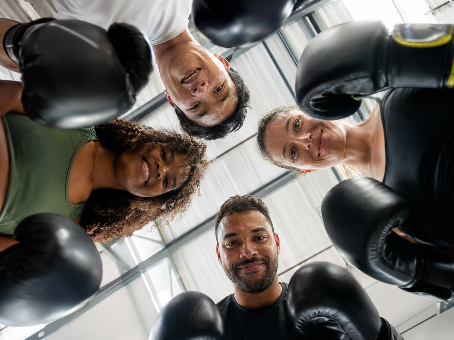 Groupe en briefing avant une séance de sport de combat en entreprise