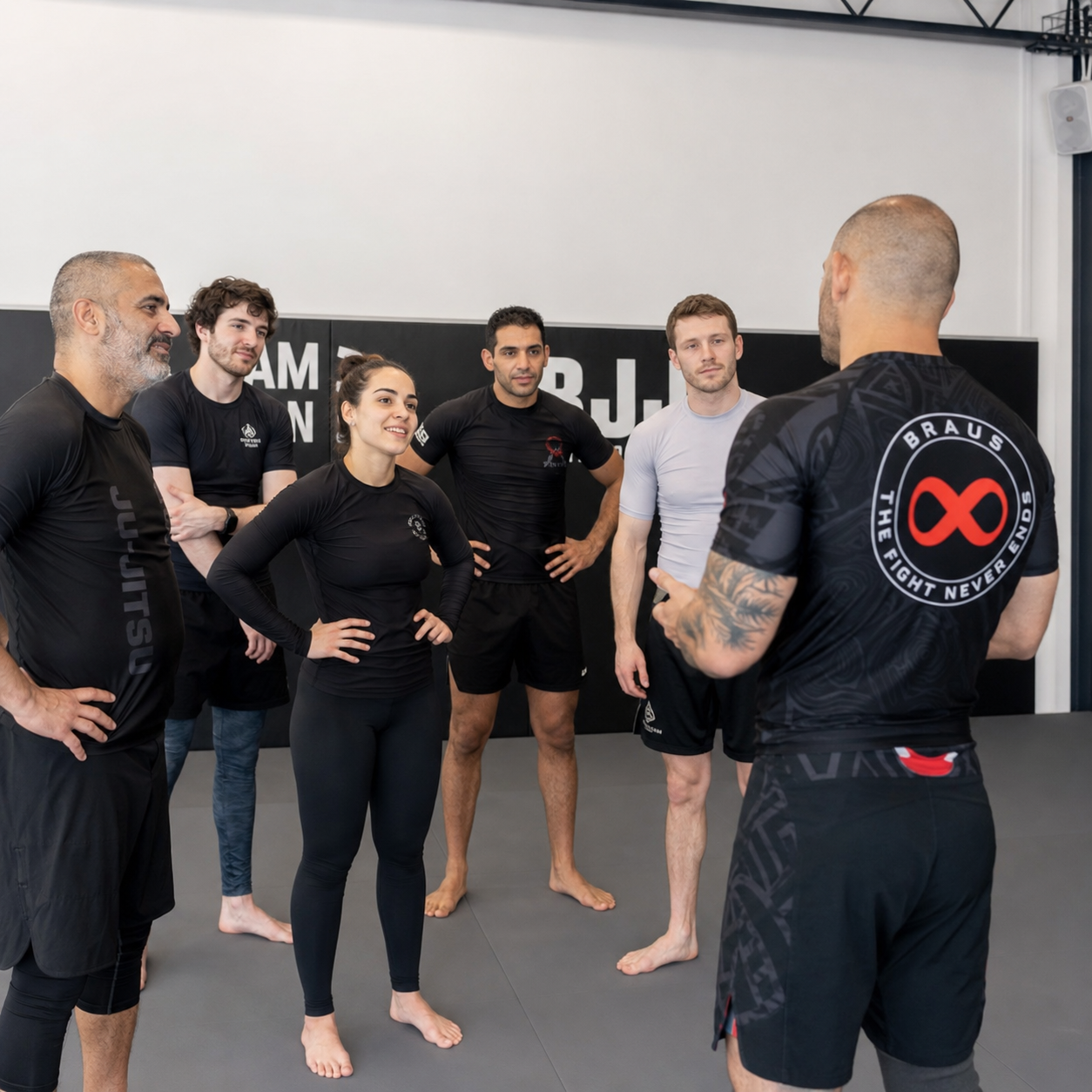 Groupe souriant avec des gants de boxe après une séance collective